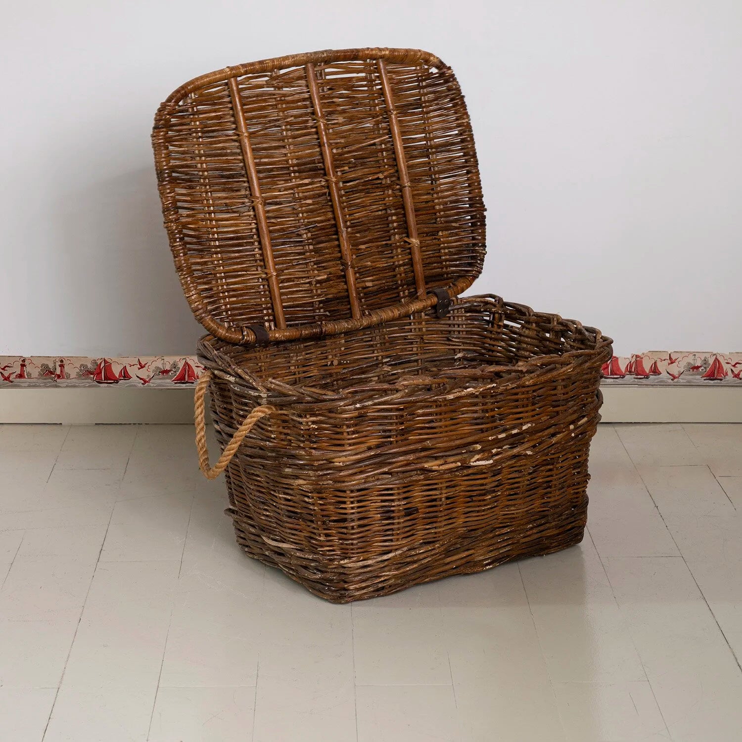 LARGE LIDDED BASKET