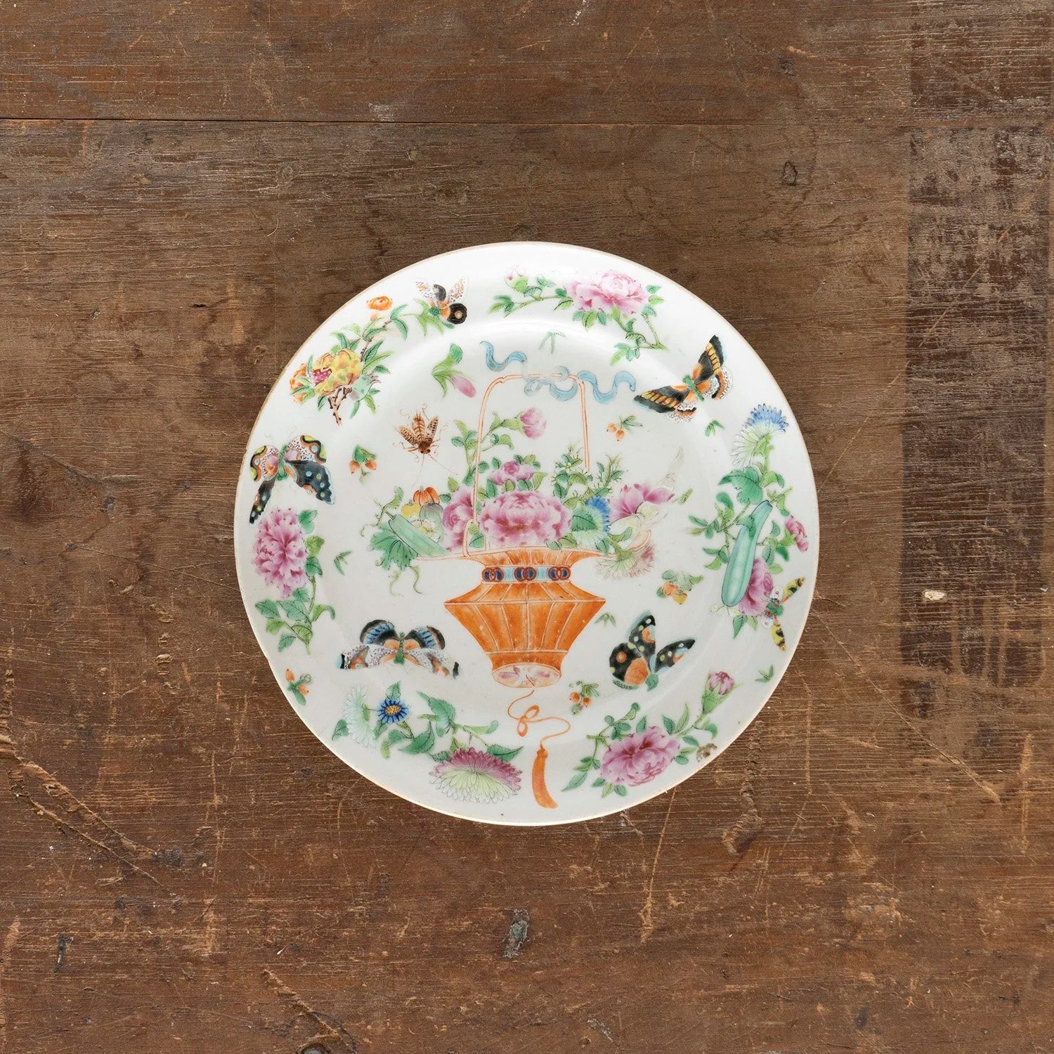 CHINESE PORCELAIN PLATE WITH GARDEN DETAILS