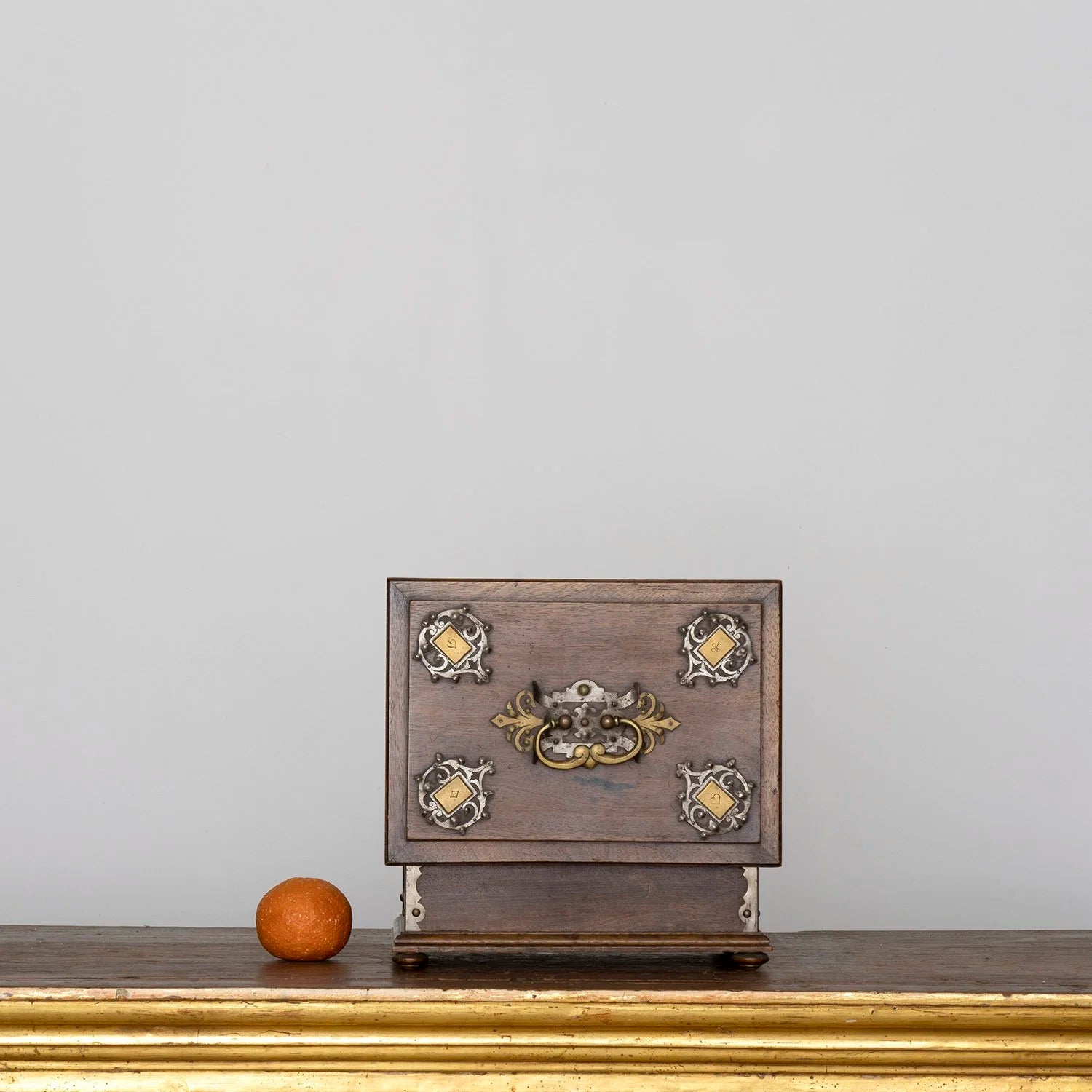 ANTIQUE GAMING BOX WITH CHIPS