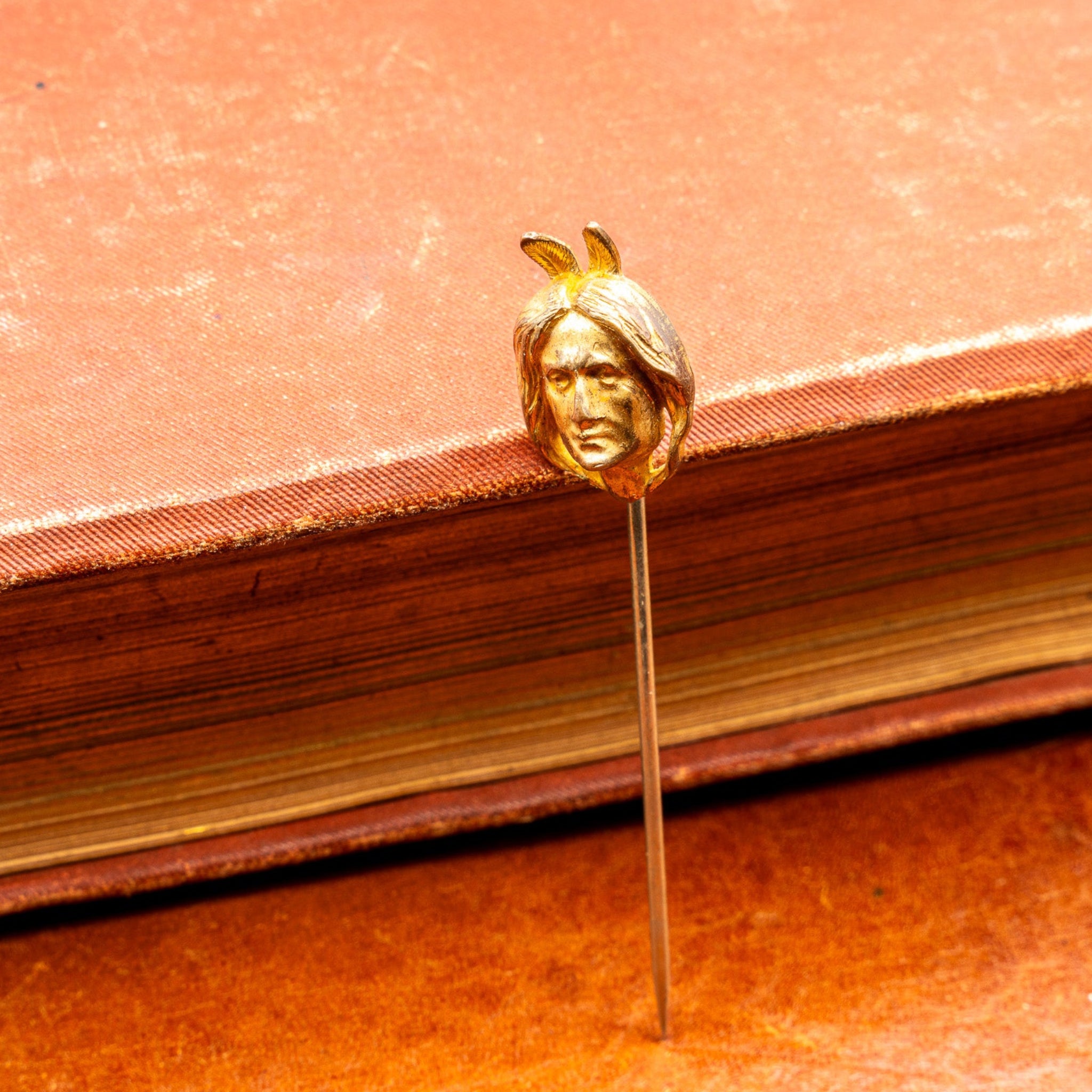 VICTORIAN GILT METAL "NATIVE AMERICAN CHIEF" STICK PIN