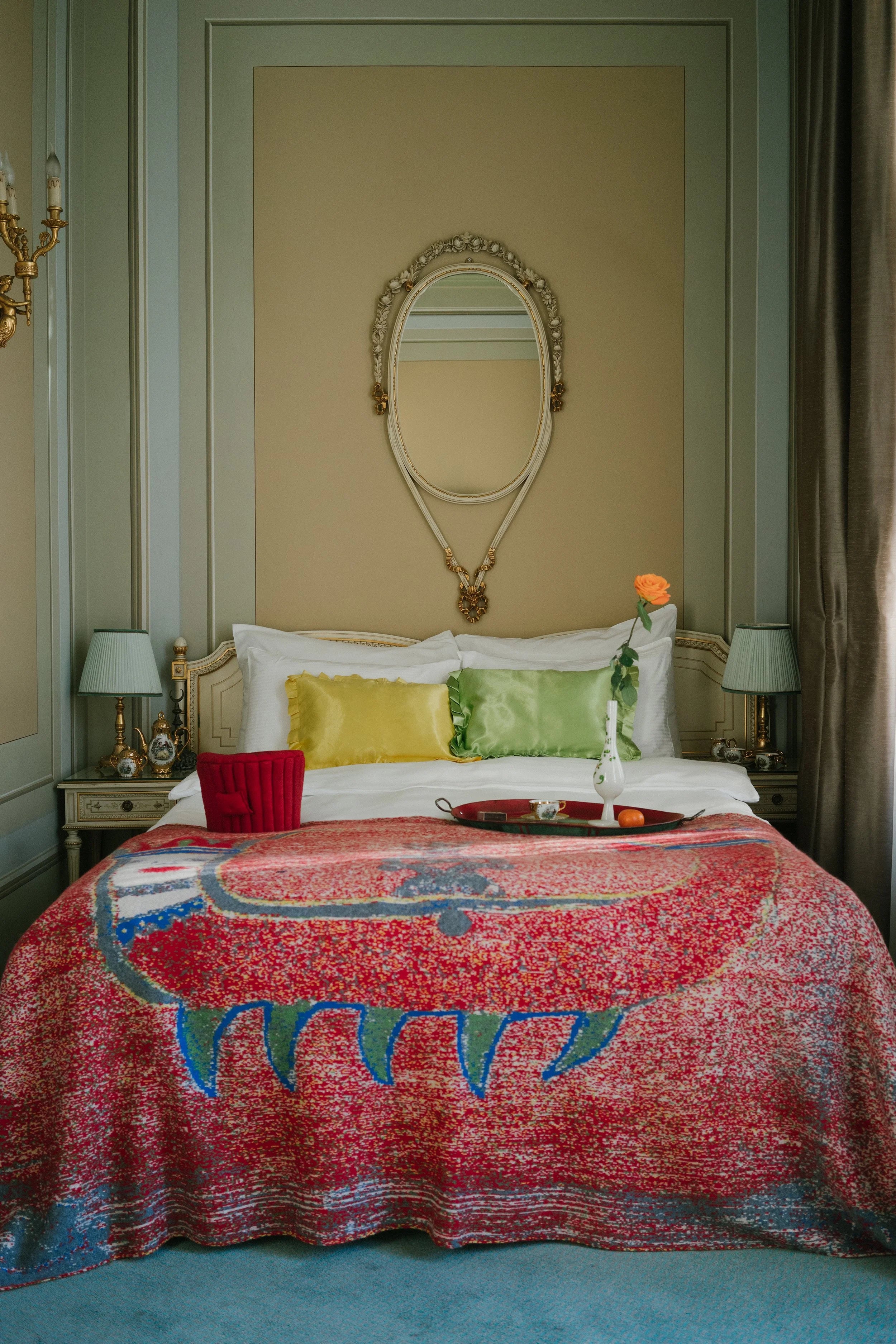 RED QUEEN Cashmere Blanket