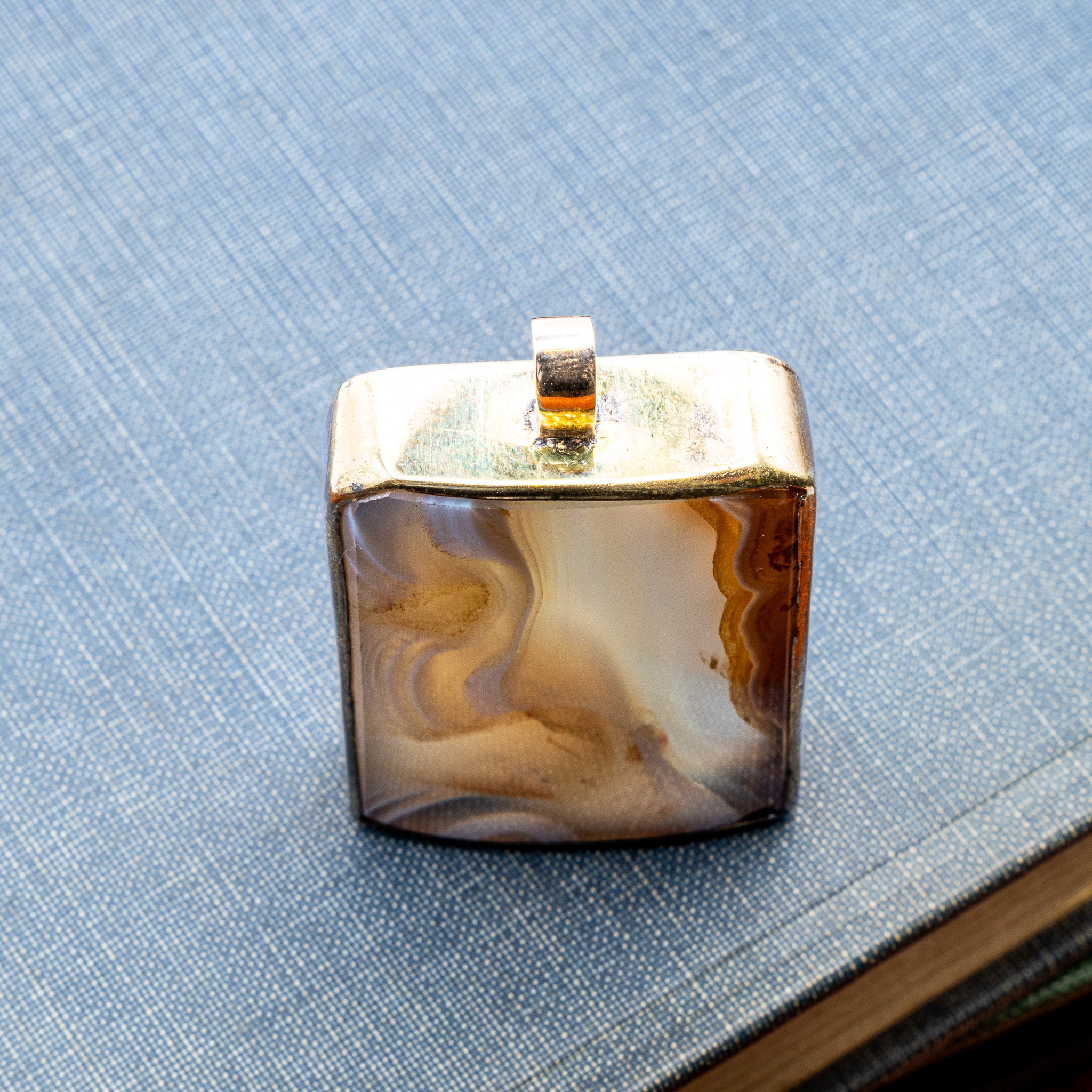 MID-CENTURY SCOTTISH AGATE PENDANT IN 14K GOLD