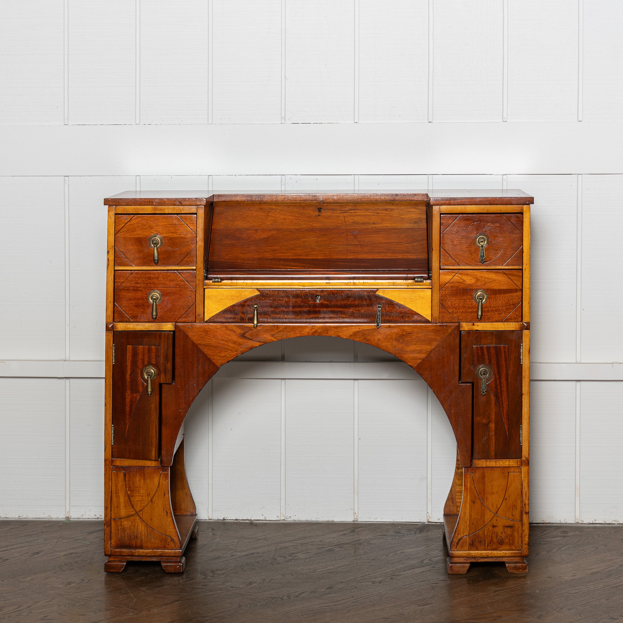 EARLY 20TH-CENTURY AMERICAN ART DECO WALNUT DESK