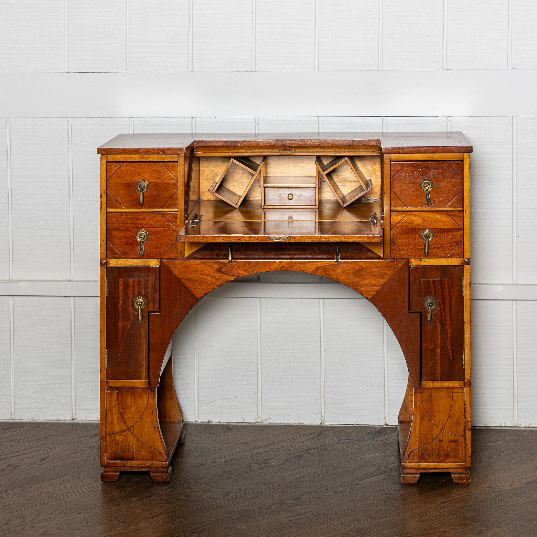 EARLY 20TH-CENTURY AMERICAN ART DECO WALNUT DESK