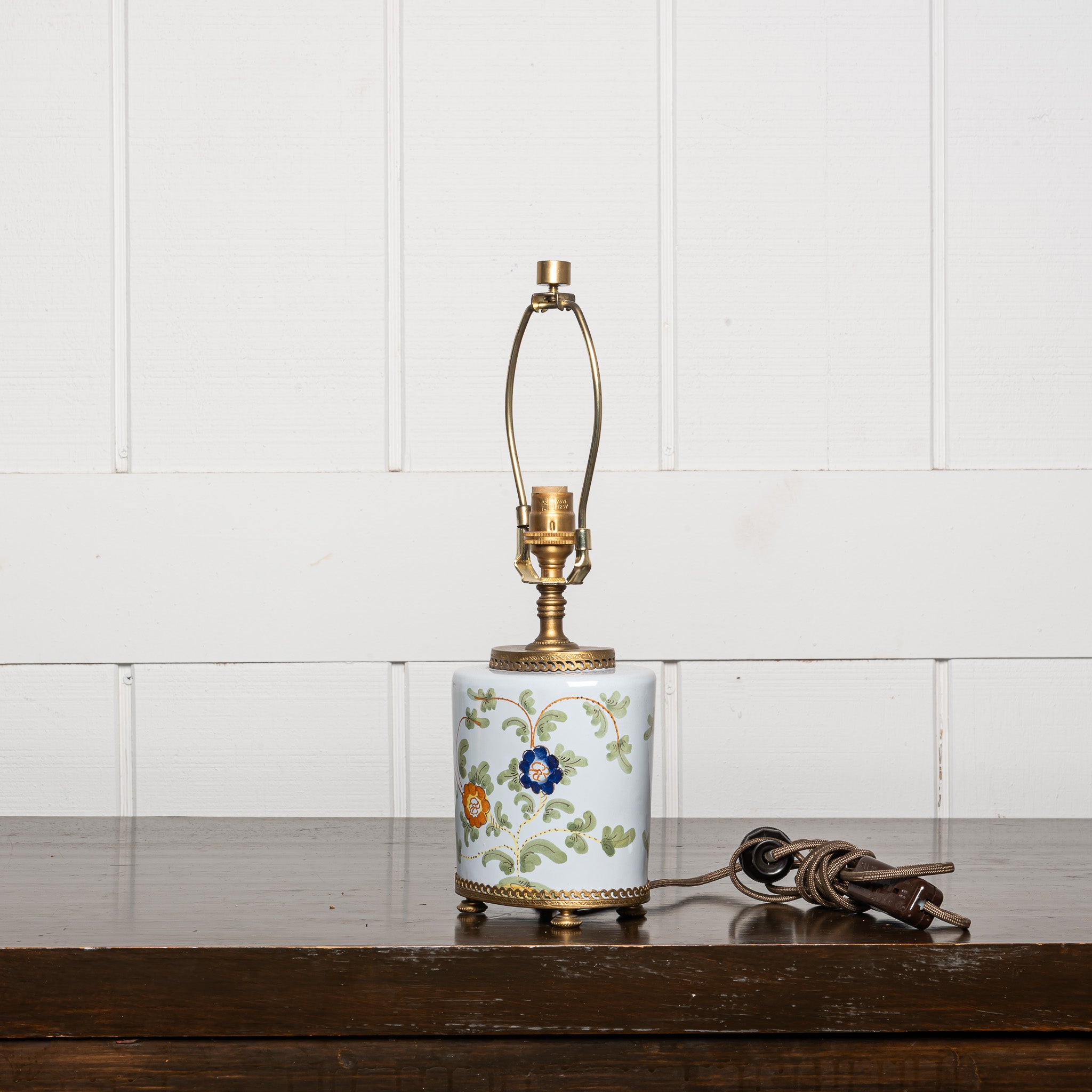 EARLY 20TH-CENTURY DELFT STYLE POLYCHROME CERAMIC AND BRASS LAMP