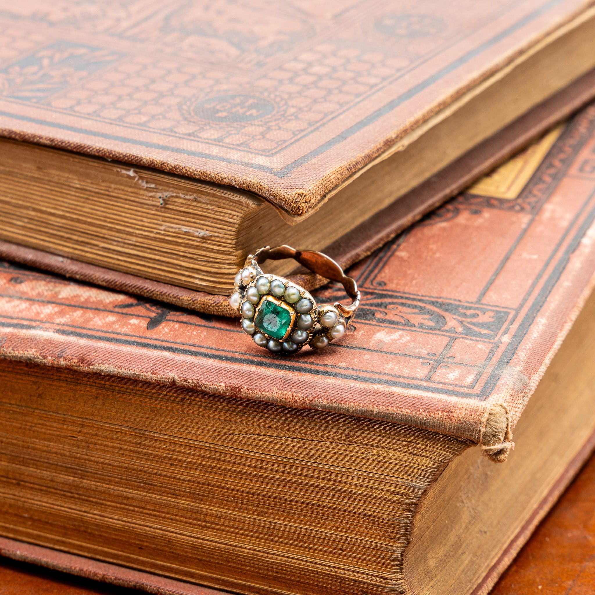 LATE GEORGIAN EMERALD AND NATURAL SEED PEARL RING IN GOLD