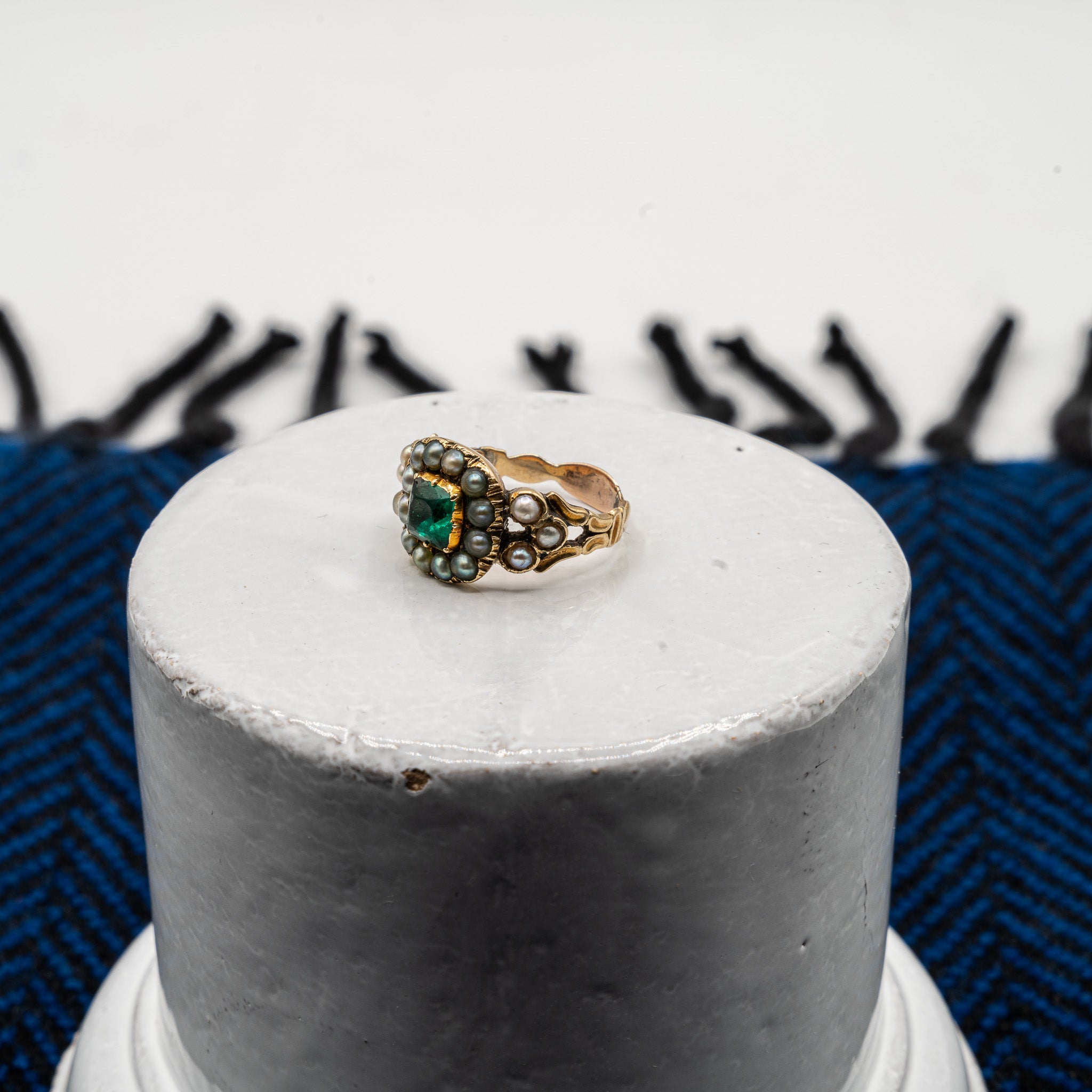 LATE GEORGIAN EMERALD AND NATURAL SEED PEARL RING IN GOLD