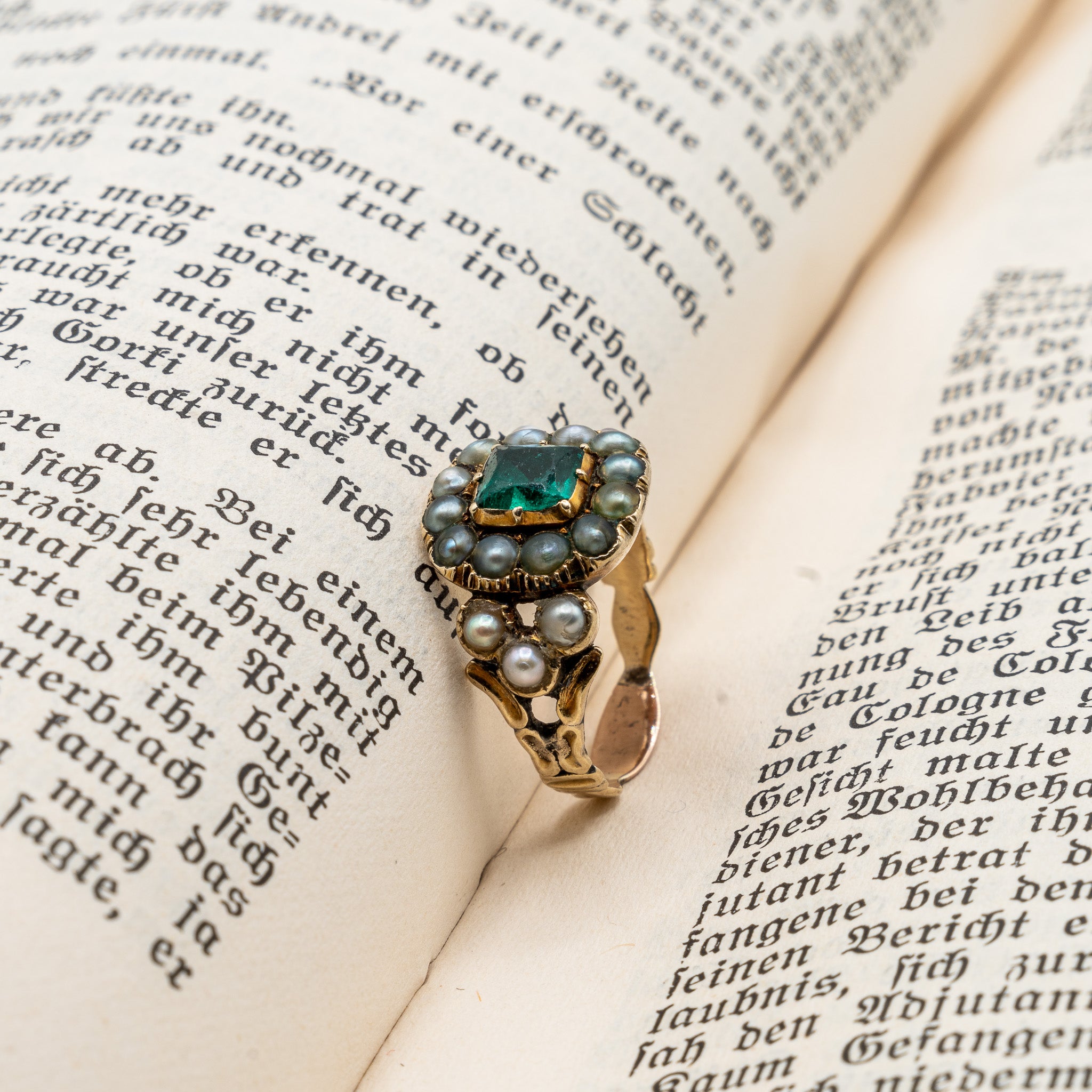 LATE GEORGIAN EMERALD AND NATURAL SEED PEARL RING IN GOLD