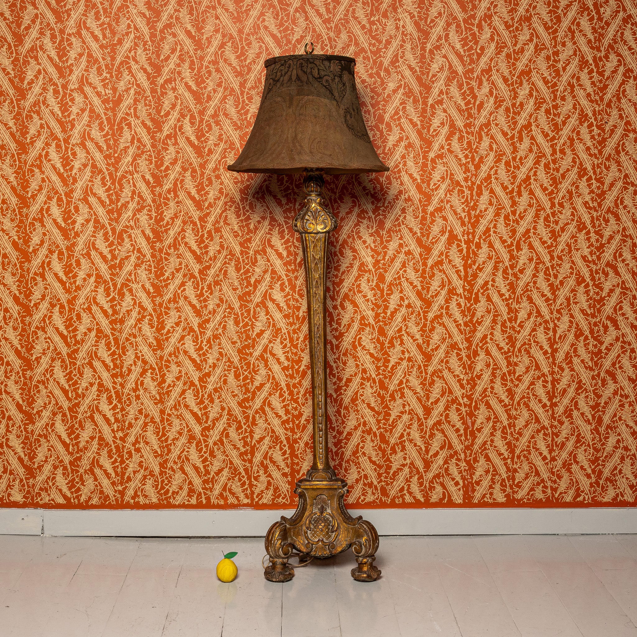 MID-CENTURY ITALIAN FLORENTINE CARVED GILTWOOD FLOOR LAMP WITH ANTIQUE PAISLEY SHAWL SHADE