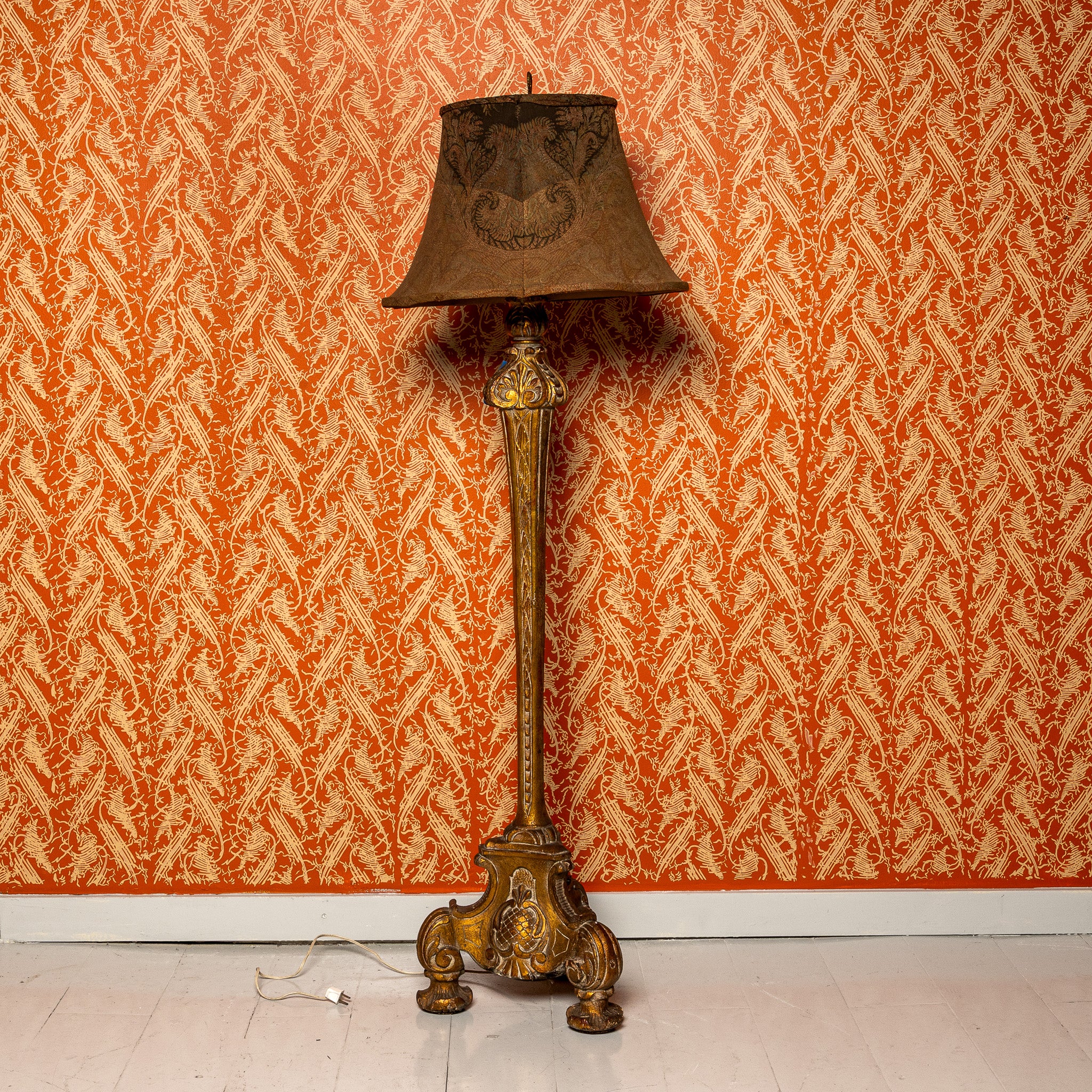 MID-CENTURY ITALIAN FLORENTINE CARVED GILTWOOD FLOOR LAMP WITH ANTIQUE PAISLEY SHAWL SHADE