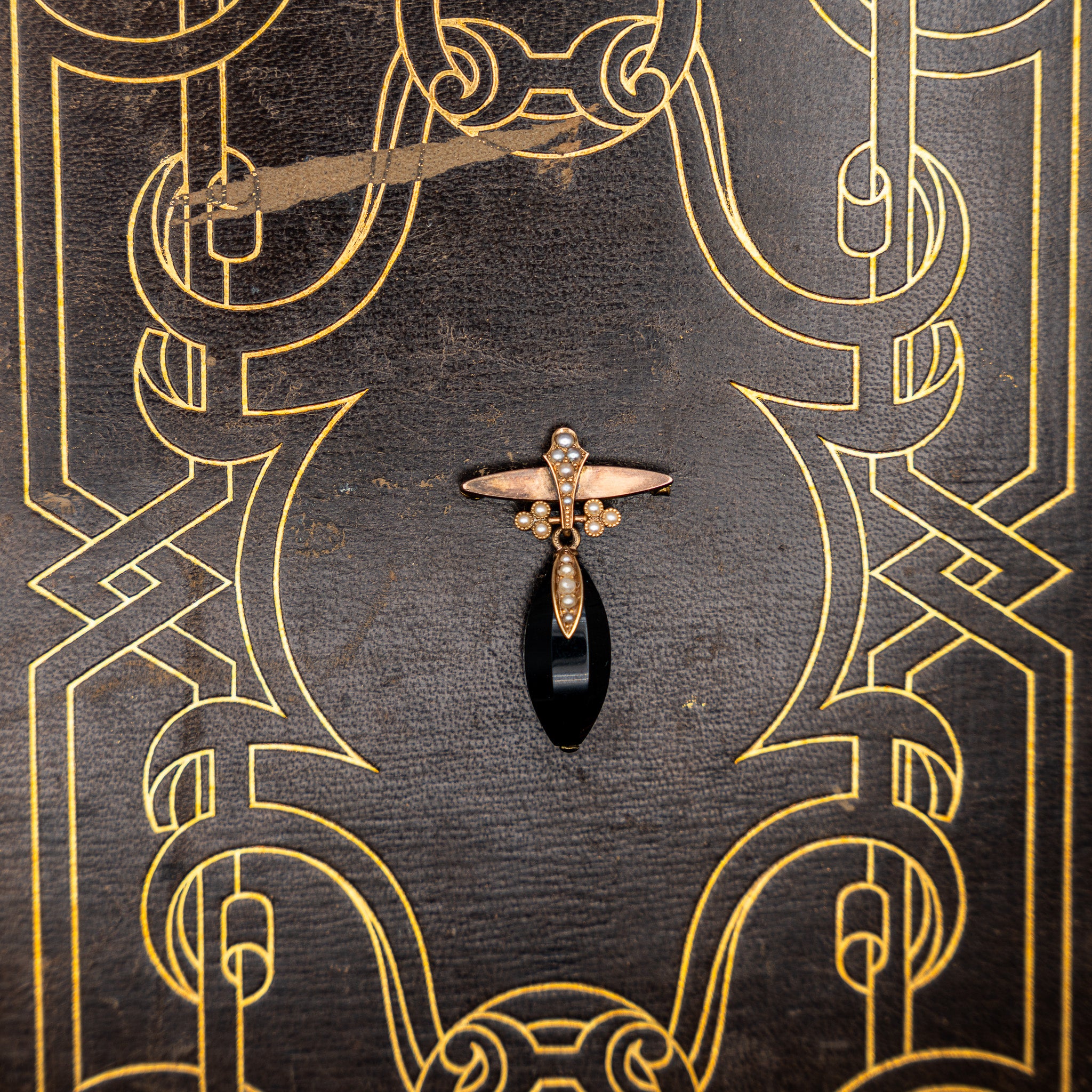 LATE VICTORIAN GOLD, JET AND SEED PEARL BROOCH