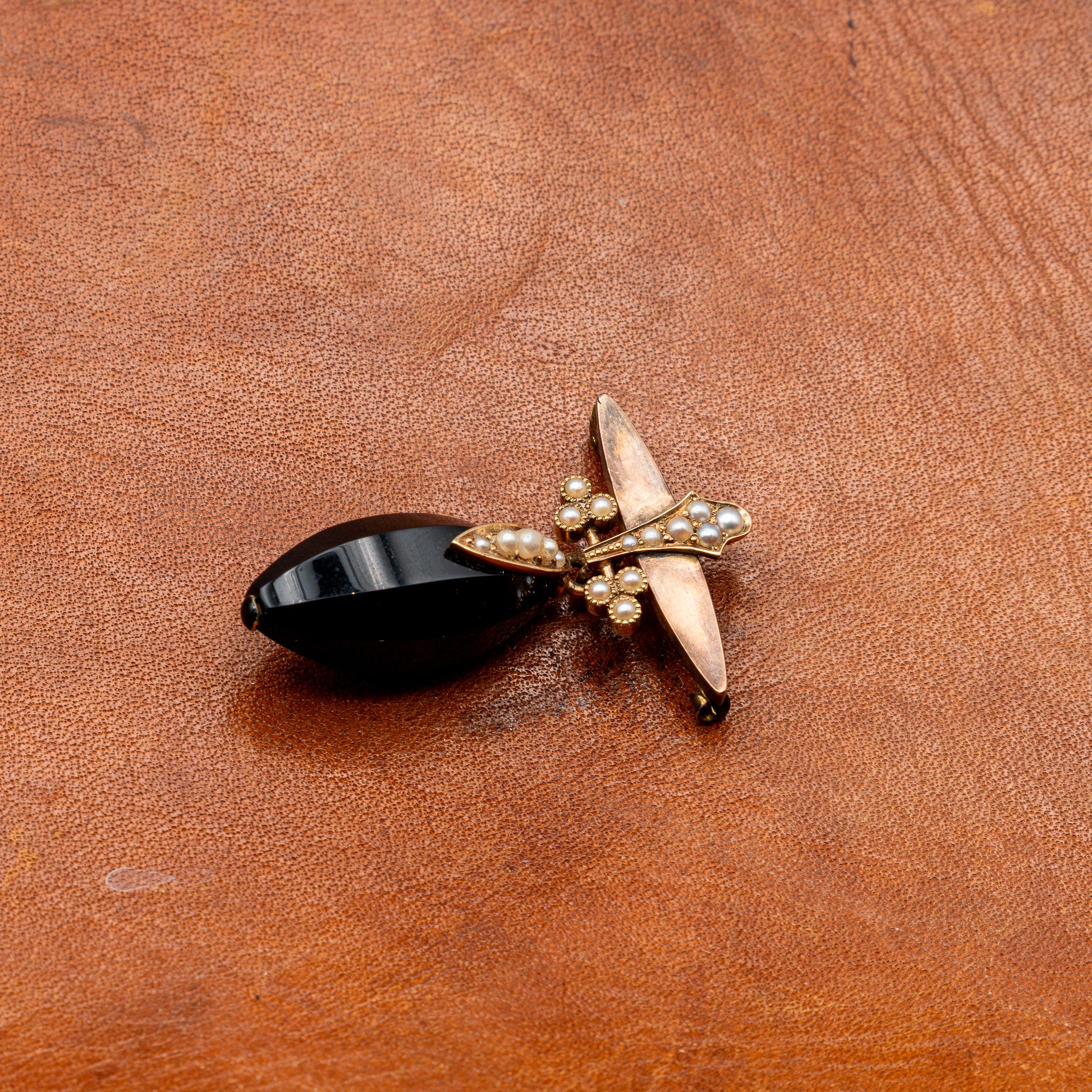 LATE VICTORIAN GOLD, JET AND SEED PEARL BROOCH