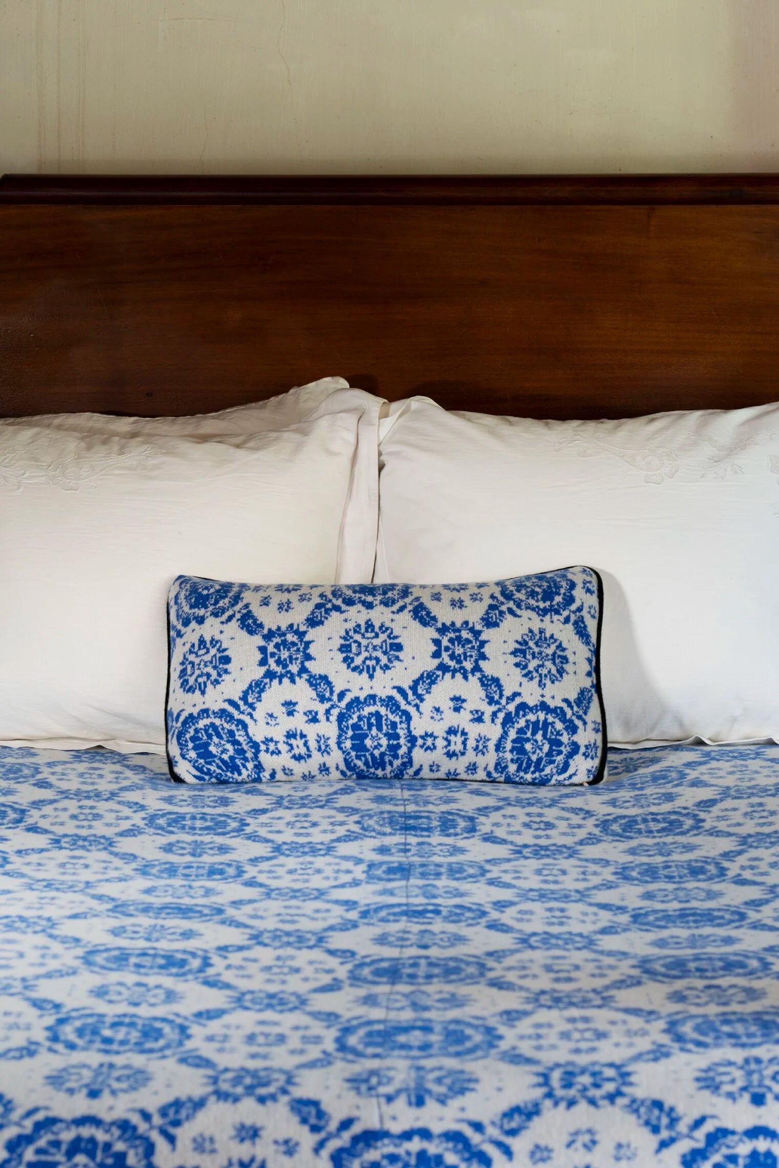 WILLIAMSBURG COVERLET PILLOW [3 Colors]