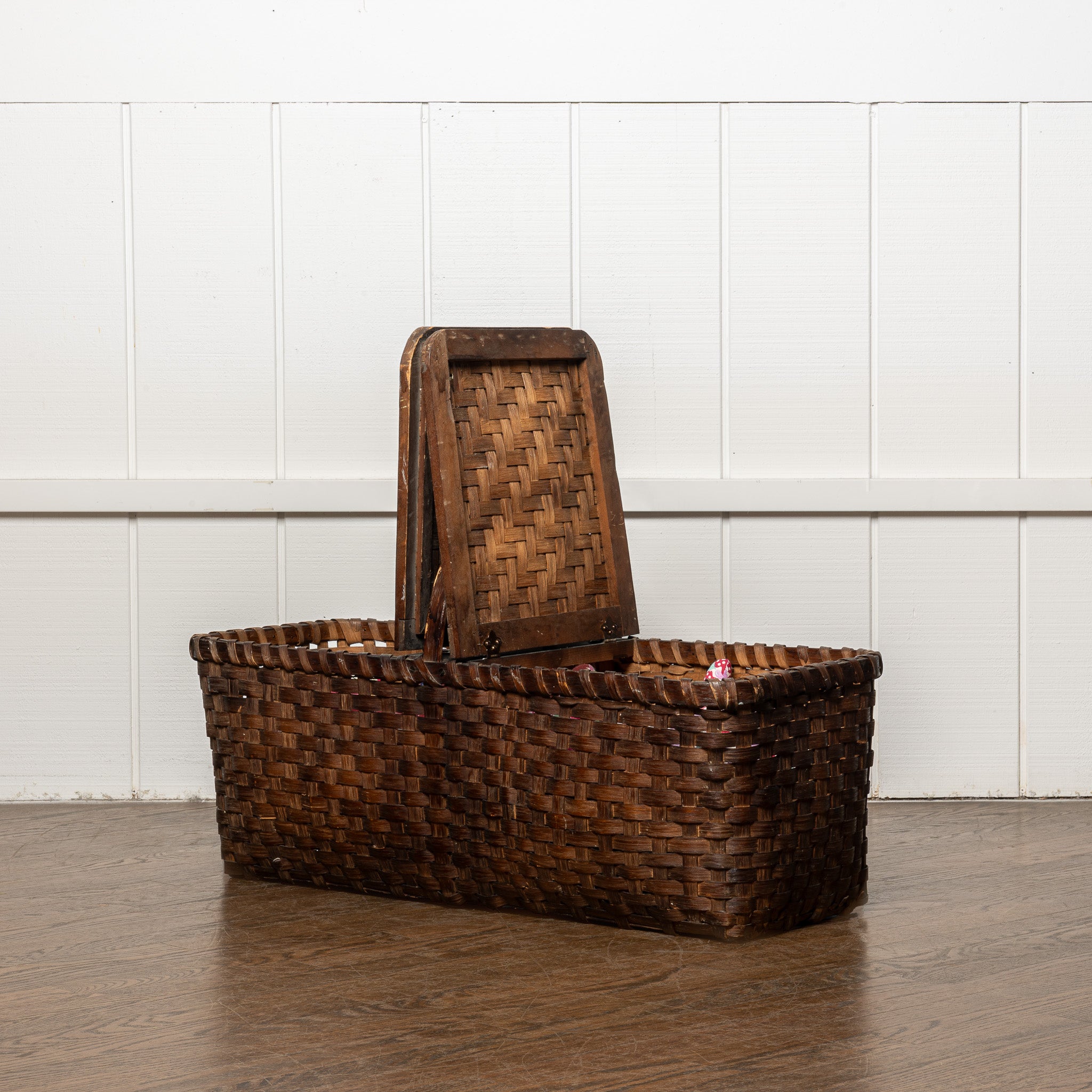 19TH-CENTURY AMERICAN PICNIC BASKET