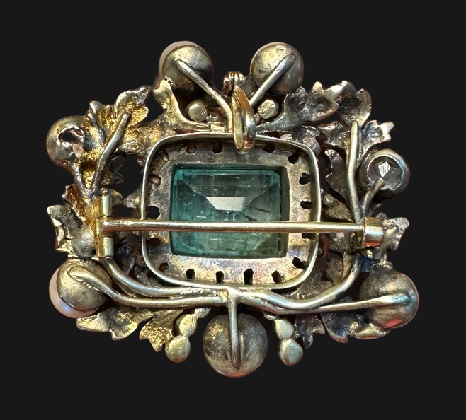 Reverse showing gold mounts, brooch clasp and pendant bail