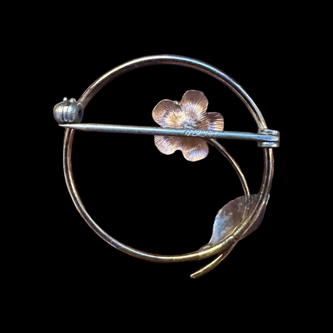 1950S AMERICAN BLACK HILLS GOLD FLOWER BROOCH — detail view