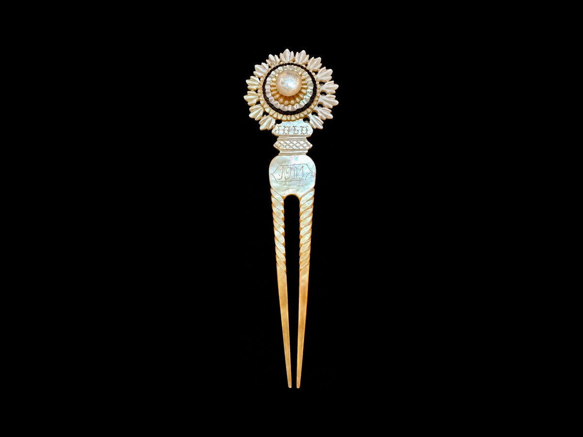 EDWARDIAN CARVED MOTHER-OF-PEARL BRIDAL HAIR COMB, 1901 — front view