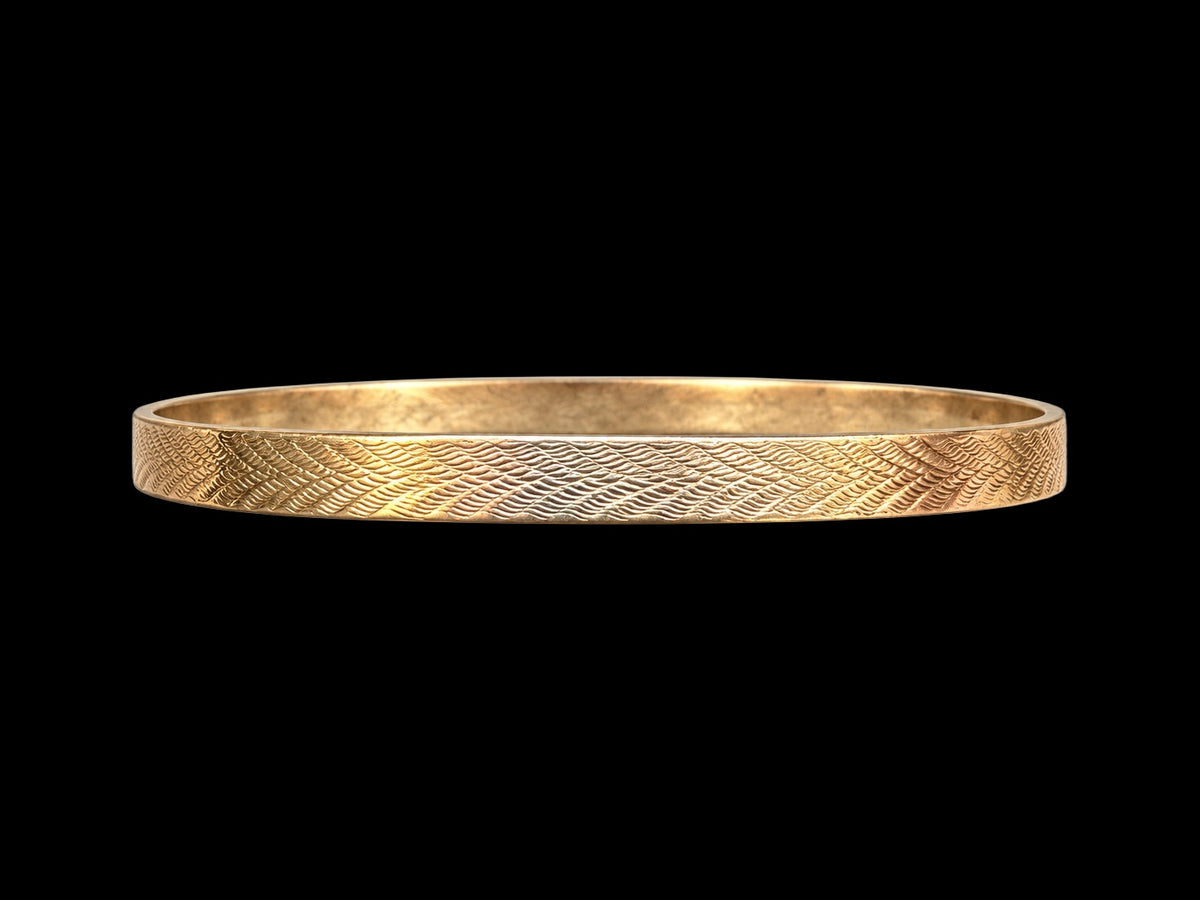 EARLY 20TH CENTURY HERRINGBONE 9 KARAT GOLD CASED BANGLE — front view