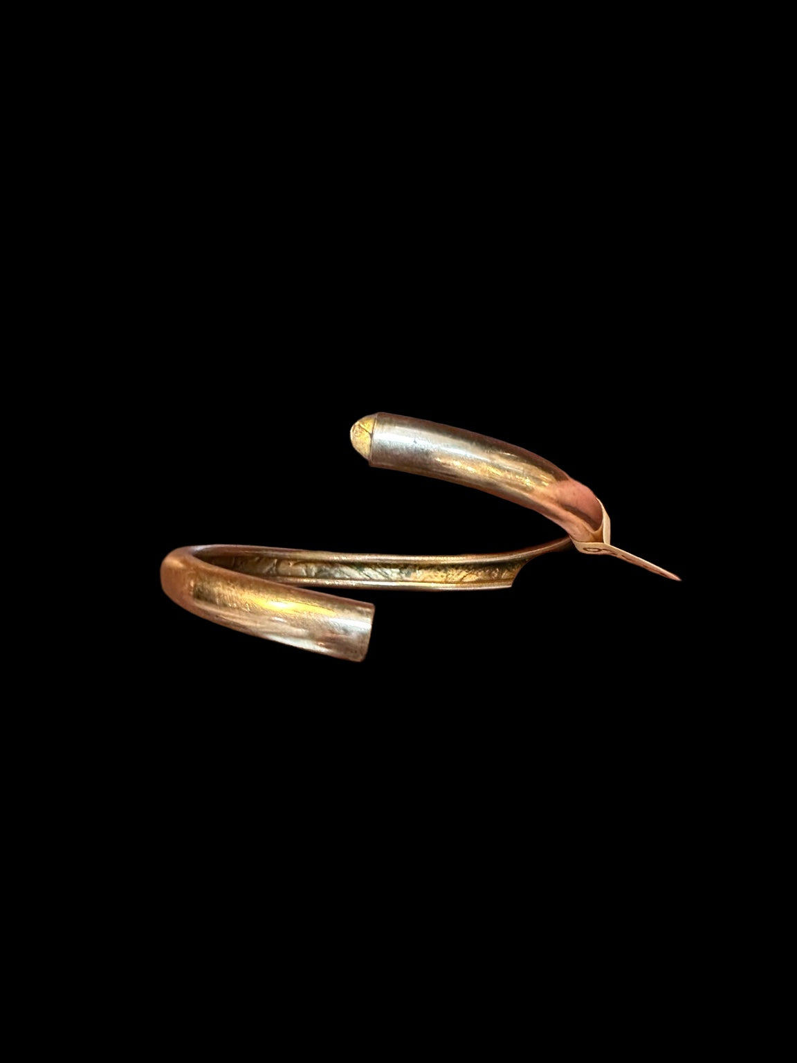 19TH CENTURY VICTORIAN ENGRAVED 12 KARAT GOLD BANGLE — detail view