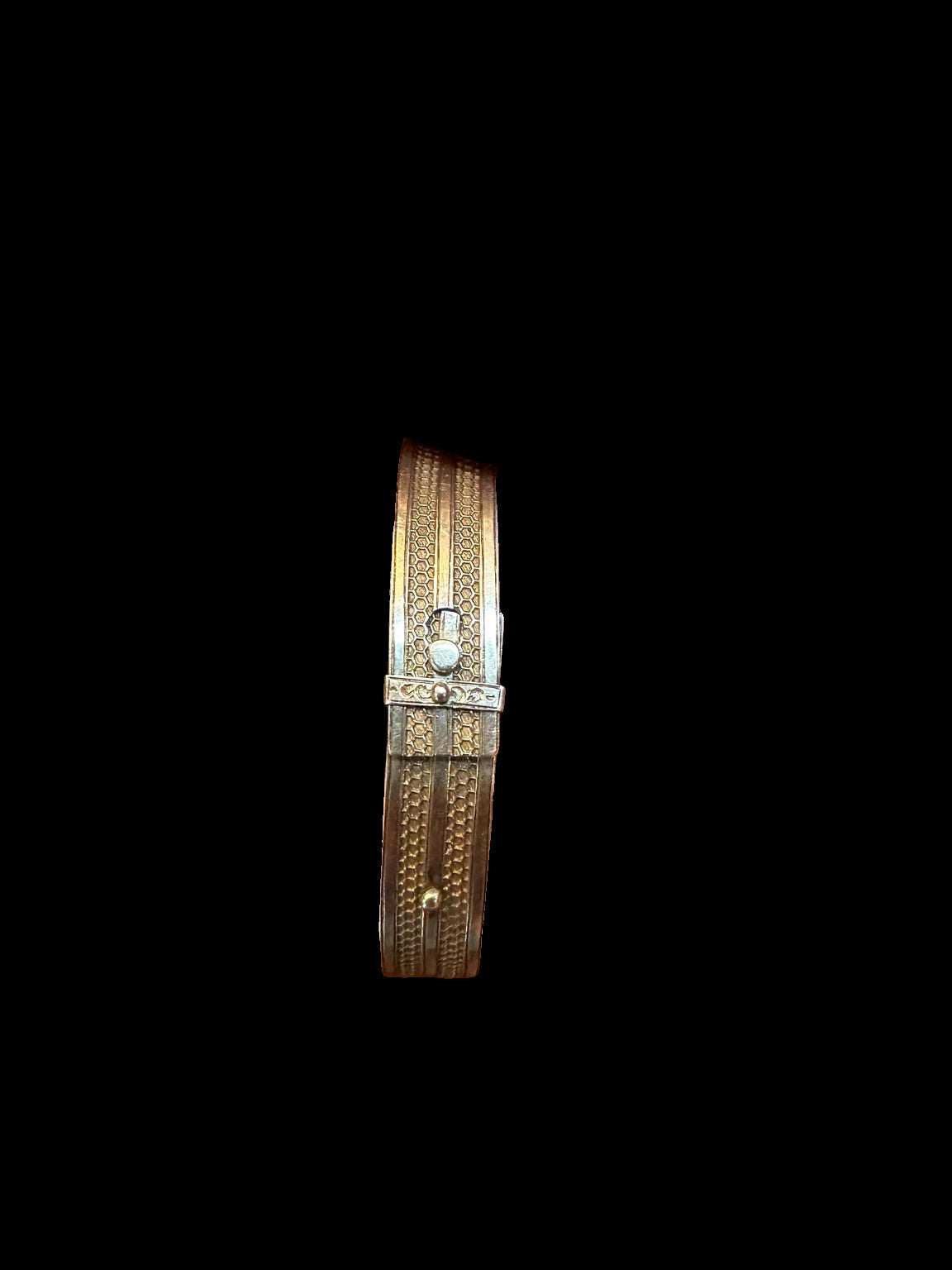 19TH CENTURY CHILD'S GOLD BUCKLE BRACELET WITH HONEYCOMB PATTERN — detail view