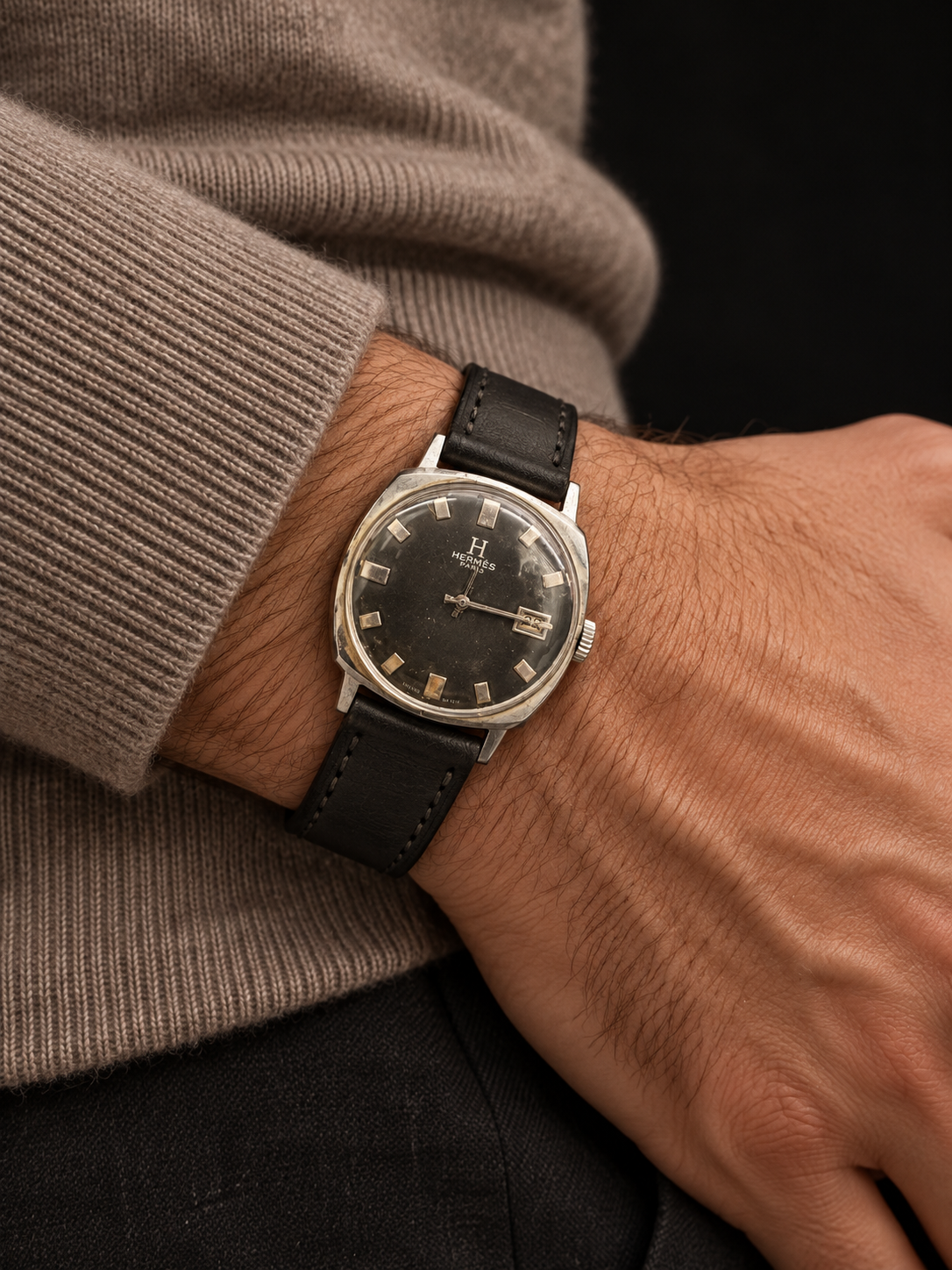 ILLUSTRATIVE MODEL STYLING WITH VINTAGE WATCH WITH HERMÈS SIGNED BLACK DIAL AND DATE AND CASHMERE