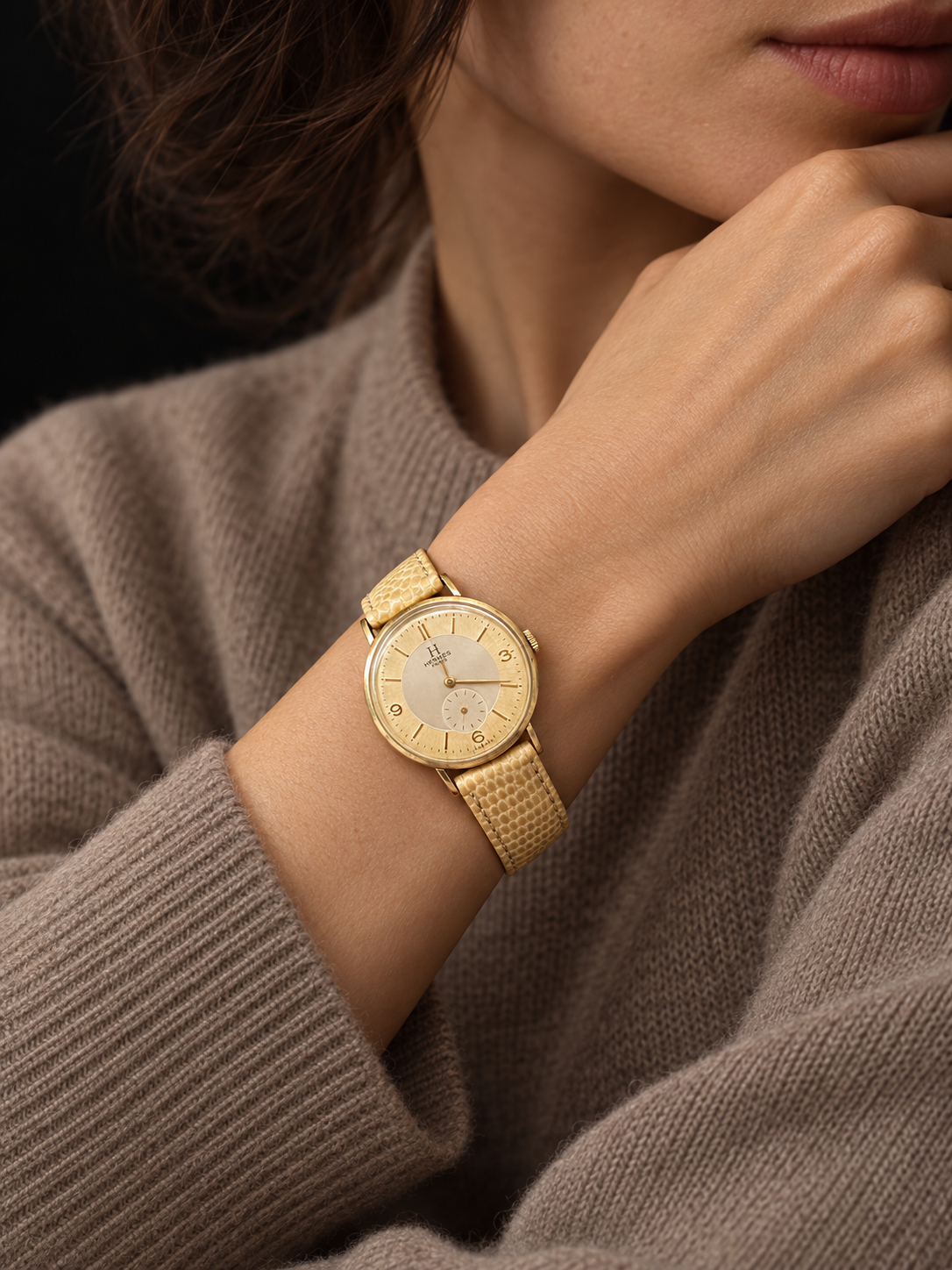 ILLUSTRATIVE MODEL STYLING WITH VINTAGE WATCH WITH HERMÈS SIGNED TWO TONE DIAL AND LIZARD STRAP AND CASHMERE
